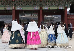 복 부르는 그림 받고 윷점 치고…설 연휴, 청와대·궁도 '활짝'