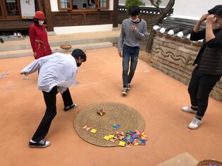 "까치까치 설날은~" 전북 문화행사 '풍성'…윷 만들기·연날리기