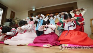 "간만에 설 분위기 물씬"…온가족 마주 앉아 '이야기꽃'