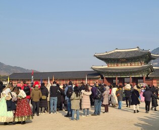 남은 연휴 즐겨보자…서울 도심 곳곳 나들이객 '북적'