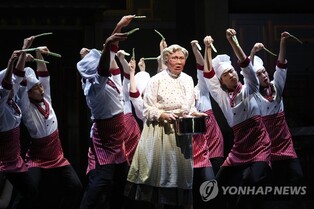 해외 명작에 숟가락 얹기?…"원작 뛰어넘는 프로덕션의 힘"