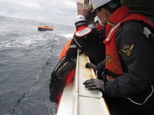 (2nd LD) Cargo ship carrying 22 sinks off Jeju, 5 rescued