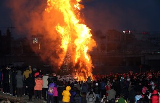 강릉망월제 3년 만에 재개…달집태우기 소망 담아 '활활'