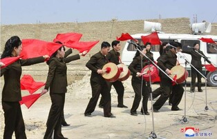 [한반도의 오늘] '김정일 설립' 도예술선전대 50주년…"경제선동 북소리 울리자"