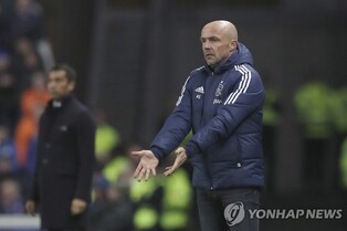 '텐하흐 후임' 슈뢰더 아약스 감독, 8개월 만에 경질