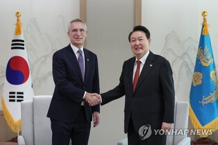 Yoon meets with NATO chief, promises to help Ukrainian people