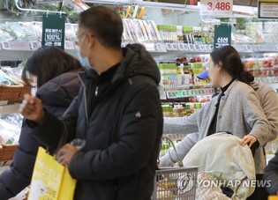 (LEAD) S. Korea's consumer prices up 5.2 pct in Jan. on higher energy costs