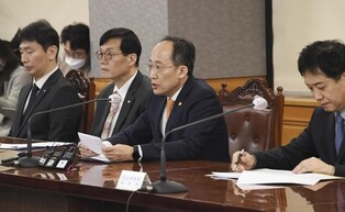 (LEAD) S. Korea closely monitoring financial market over U.S. rate hike