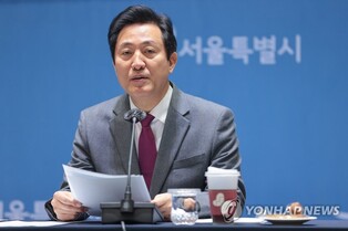 Mayor says Seoul to discuss reforming free transportation benefits for seniors