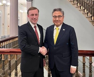 (LEAD) S. Korea's top diplomat meets U.S. national security adviser, discusses N.K. denuclearization