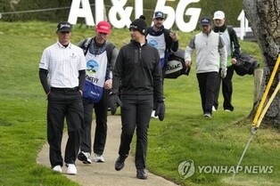 PGA투어 대회서 캐디 쓰러져 한때 중단 소동