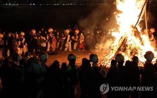 소망 담은 정월대보름 달집 활활…"가족들 건강 빌었죠"