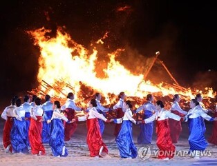 추위 주춤한 정월대보름…부럼 깨고 달집 태우며 웃음꽃(종합)