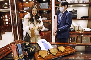 엔데믹에 외국인 돌아온다…패션매장 재오픈에 명동도 '활기'(종합)