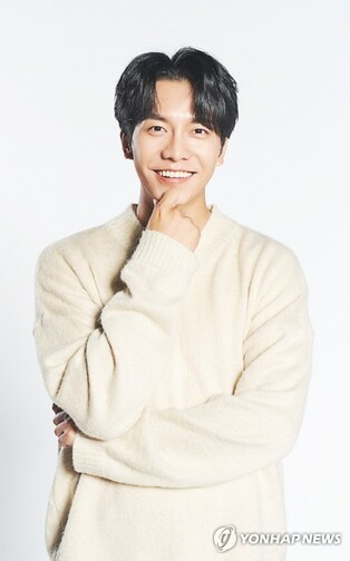 Singer Lee Seung-gi to marry actor Lee Da-in in April