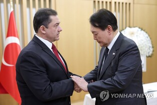 Yoon visits Turkish embassy to mourn earthquake victims