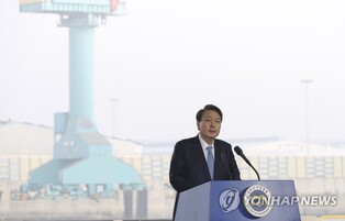 Yoon visits Hyundai Heavy Industries shipyard in Gunsan