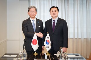 S. Korea, Japan seek ways to mend ties in bilateral talks