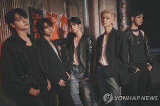 TXT, Top 3 on 'Billboard 200' for 2 consecutive weeks... NewJeans ranks No.74 on 'Hot 100'