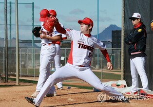 Veteran pitcher eager to learn from younger teammates at WBC