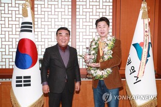 개그맨 남희석, 울산시 명예시민증 받아