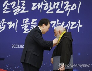 Yoon confers awards on 19 meritorious people