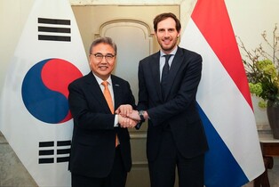 S. Korean, Dutch foreign ministers discuss cooperation on chips, nuclear energy