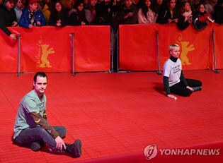 베를린영화제 개막식에 기후활동가들 난입…레드카펫에 접착