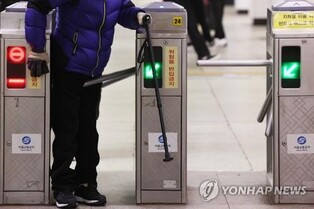 (News Focus) Free subway rides for seniors under hot debate again amid aging society