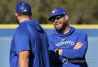 슈나이더 토론토 감독, 캠프 인근 식당서 기도 막힌 여성 구해