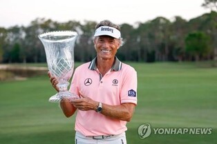 랑거, PGA투어 챔피언스 최다승 타이…최고령 우승 기록 경신(종합)