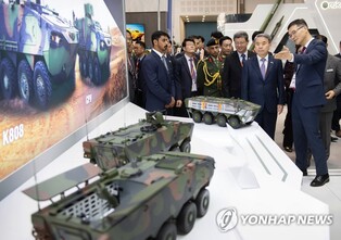 S. Korean defense minister visits arms exhibition in UAE
