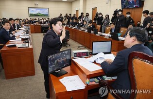 Opposition parties railroad pro-labor bill through parliamentary committee