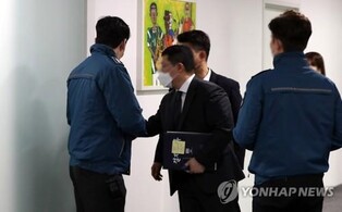 Prosecutors raid Gyeonggi provincial gov't offices over tycoon's cash transfers to N. Korea