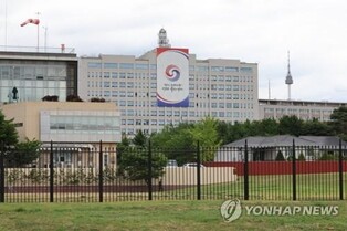 Cafe with view of Yoon's office set up in Yongsan Park