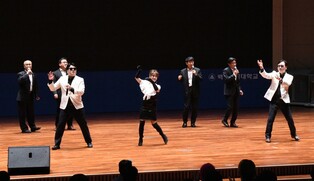 '춤·노래로 신입생 환영한 교수님들'…백석문화대 입학식 눈길