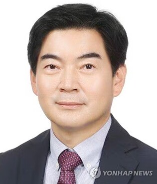 (LEAD) Newly appointed police investigation chief offers to resign over son's bullying controversy