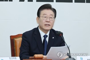 Opposition leader lashes out at government's vetting system after investigation chief resignation