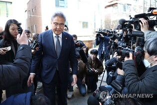 Foreign minister meets with families of forced labor victims to discuss compensation means