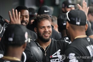 쿠바 대표팀 첫 현역 빅리거 몬카다·로버트 "인생 최고의 경험"