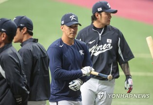 With a little help from teammates, half-Korean big leaguer Edman fitting into S. Korean nat'l team