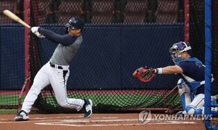(LEAD) In lieu of game action, big leaguers Kim, Edman take live batting practice in WBC prep