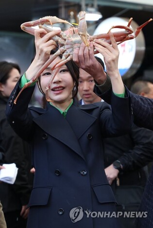 First lady helps clean river, visits market in Pohang