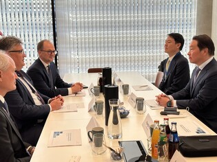 SK chief discusses energy cooperation with biz leaders in Denmark, Portugal