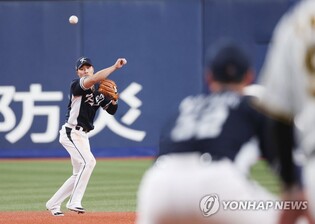 (LEAD) (WBC) S. Korean infield defense redeems self after error-filled day