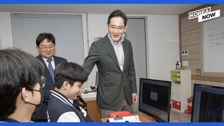Samsung Chairman Lee Jae-yong visits high school in Gumi