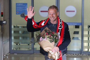New men's football coach Klinsmann arrives in S. Korea