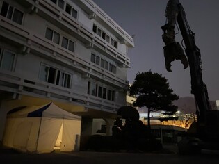 옛 청주시청 본관 철거 반발 시민단체 밤샘 농성