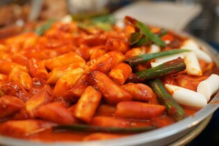 美 입맛 '점령'한 K푸드 떡볶이…"한국 길거리 음식 인기 급증"