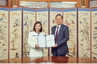 Trot singer Song Ga-in named face of Korean Cultural Heritage Foundation for 2 consecutive years